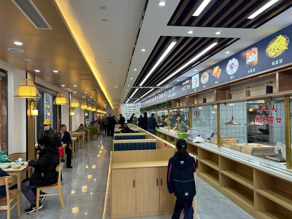 位于安徽合肥市瑤海區(qū)和平路街道綠苑社區(qū)的社區(qū)老年大食堂。（綠苑社區(qū)供圖）