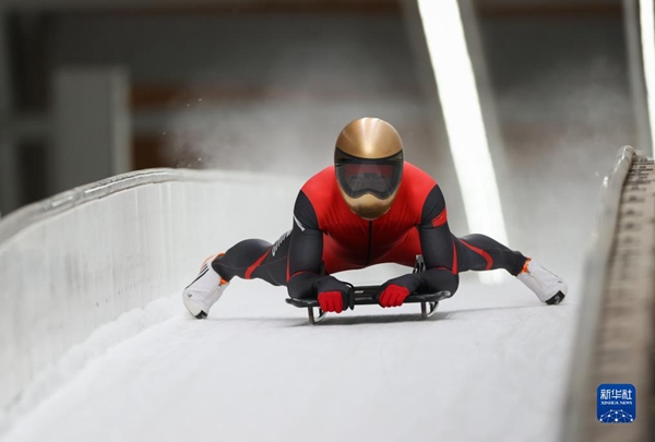 11月25日，天津隊(duì)選手閆文港在比賽中抵達(dá)終點(diǎn)。新華社記者 王楷焱 攝