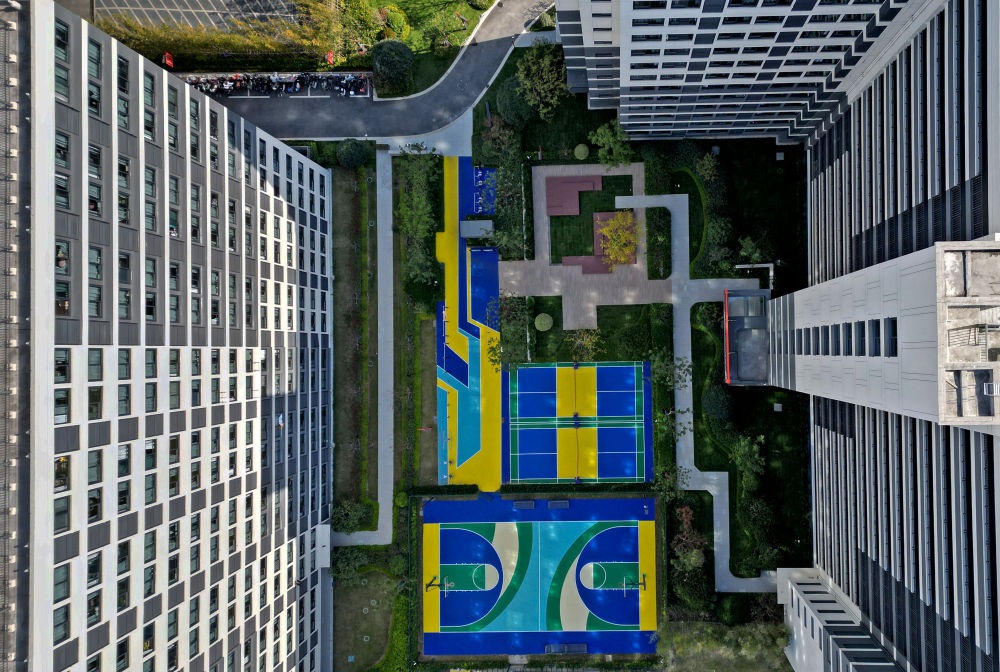 社區(qū)內(nèi)的運動場地設施（無人機照片）。