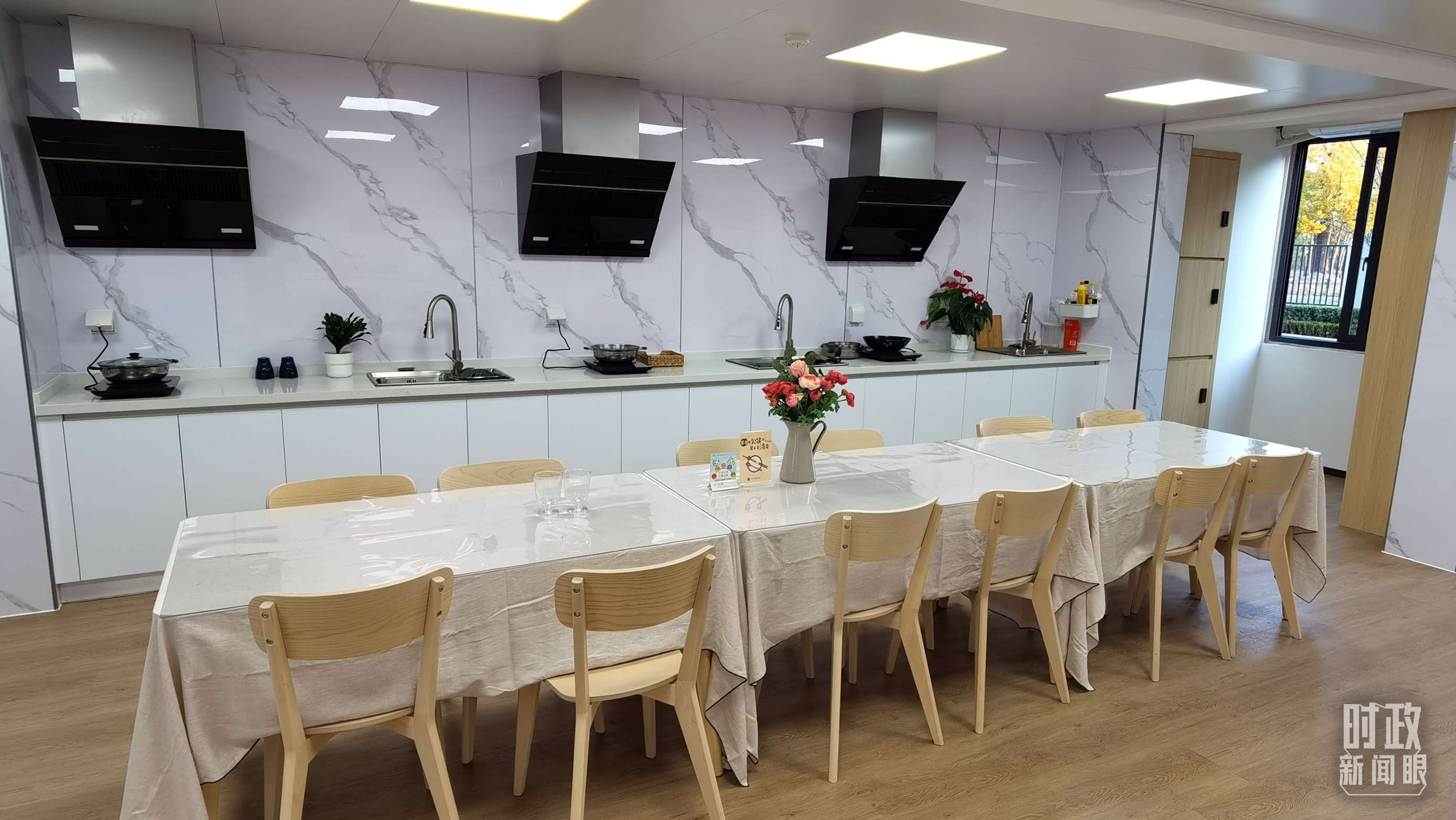 △閔行區(qū)新時(shí)代城市建設(shè)者管理者之家內(nèi)的共享廚房。（總臺(tái)央視記者郭鴻拍攝）