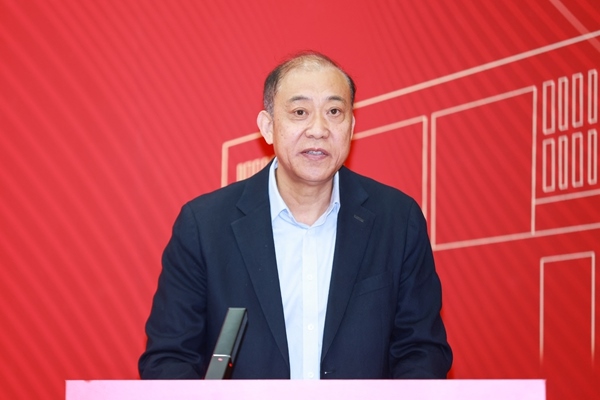 《教育踐悟錄》作者、中央財(cái)經(jīng)大學(xué)黨委書(shū)記何秀超。受訪者供圖