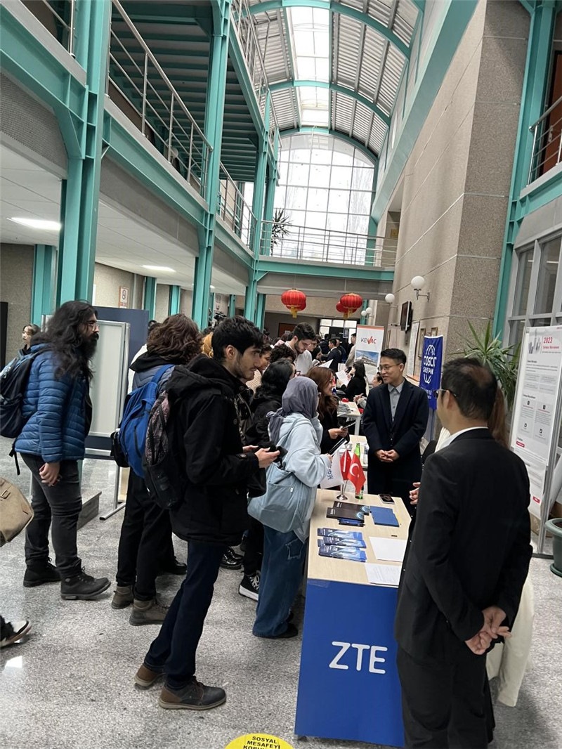 土耳其大學生在中企展臺交流。主辦方供圖