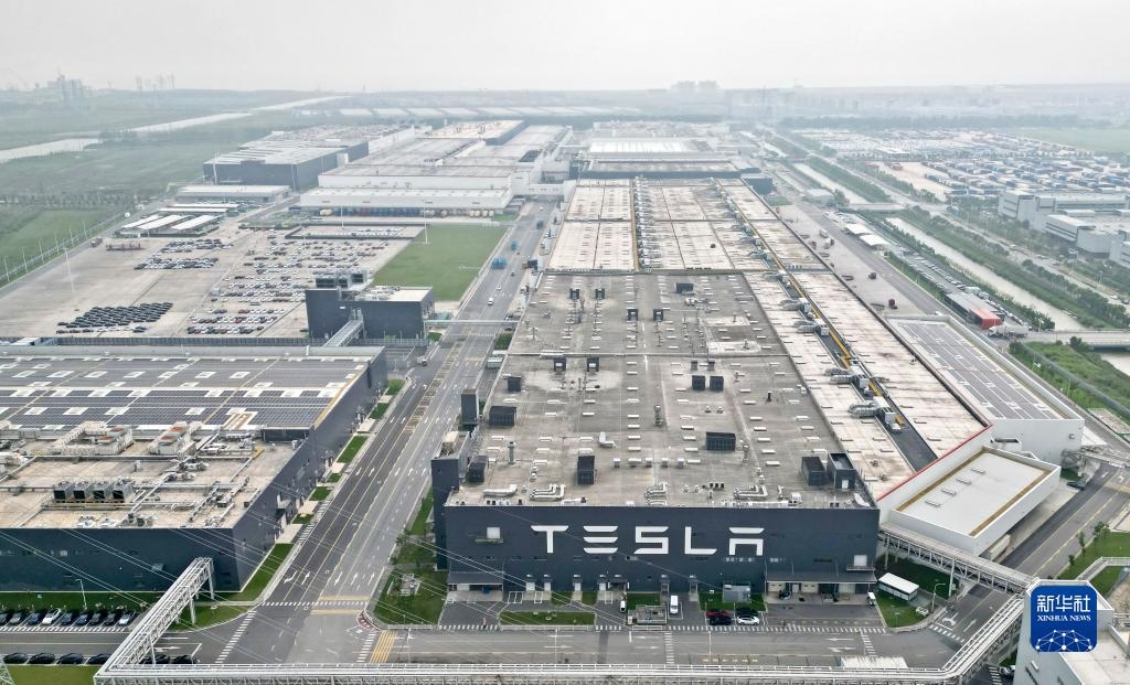 這是在中國（上海）自由貿(mào)易試驗區(qū)臨港新片區(qū)拍攝的特斯拉上海超級工廠（2023年9月26日攝，無人機(jī)照片）。新華社記者 劉穎 攝