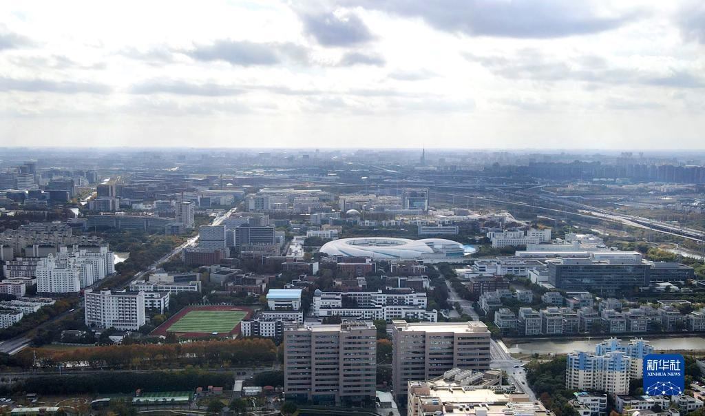 這是2023年11月25日在上海浦東新區(qū)張江科學(xué)城拍攝的形如鸚鵡螺的大科學(xué)裝置上海光源（中）（無人機(jī)照片）。新華社記者 方喆 攝