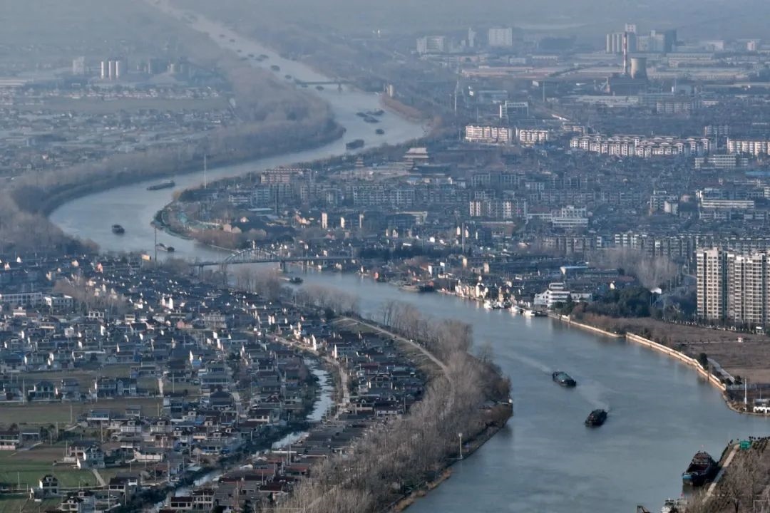 2月16日，貨船行駛在京杭大運(yùn)河江蘇寶應(yīng)段。新華社發(fā)（沈冬兵攝）