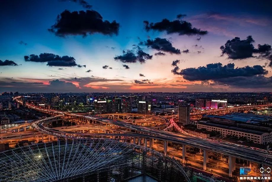 傍晚時(shí)刻的上海立交橋。新華網(wǎng)發(fā) 田橫 攝