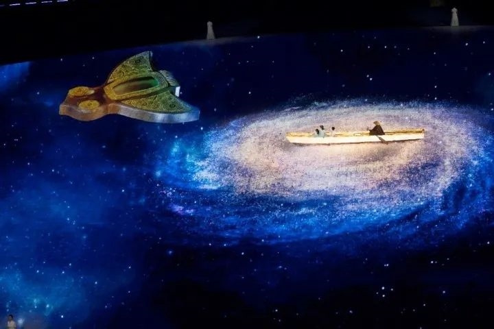 杭州第4屆亞殘運(yùn)會(huì)閉幕式上，吉祥物飛飛幻化回良渚玉鳥的模樣，盤旋于夜色之中。記者 倪雁強(qiáng) 董旭明 攝