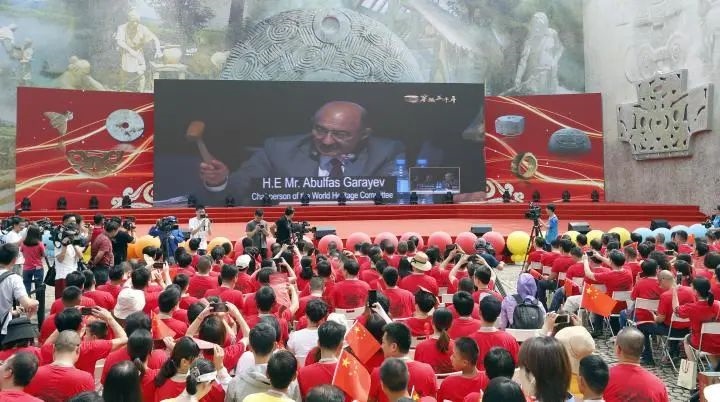 2019年7月6日，杭州市民揮舞國旗慶祝良渚古城遺址獲準(zhǔn)列入世界遺產(chǎn)名錄。記者 吳煌 倪雁強(qiáng) 攝