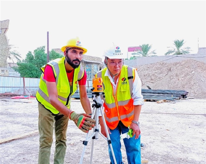 中伊工人在施工中。中國電建供圖
