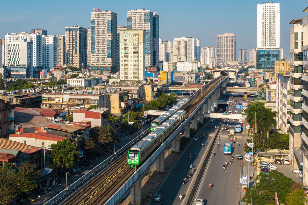 2021年12月1日，在越南首都河內(nèi)，列車在吉靈-河?xùn)|輕軌線上行駛。新華社發(fā)（中鐵六局河內(nèi)輕軌項(xiàng)目部供圖）