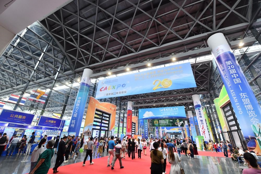 2023年9月18日，參觀者在第二十屆中國—東盟博覽會(huì)東盟商品展區(qū)選購商品。新華社記者 黃孝邦 攝