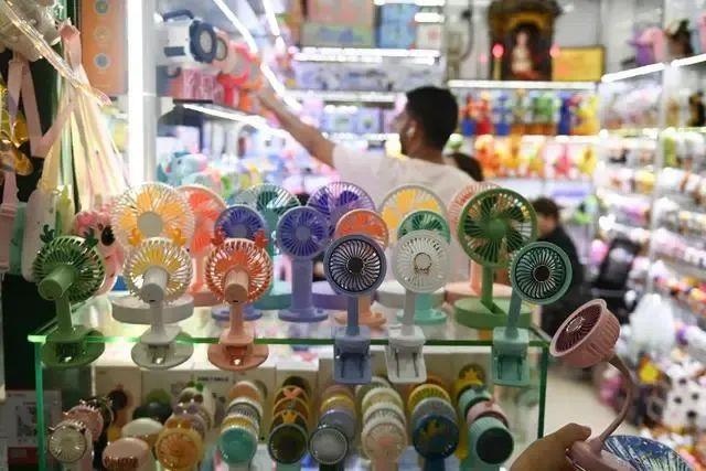 △近期，客商在浙江義烏國(guó)際商貿(mào)城采購(gòu)商品。