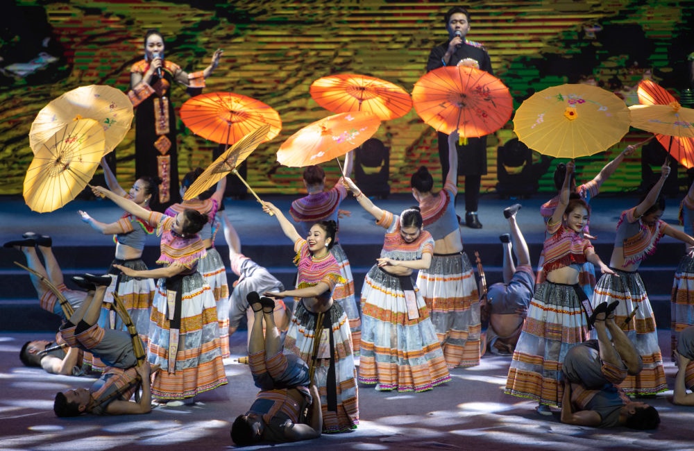 2023年1月18日，以“同心筑厚誼 攜手共發(fā)展”為主題的2023年中越跨國春節(jié)聯(lián)歡晚會(huì)在云南省紅河哈尼族彝族自治州河口瑤族自治縣舉行，越南老街省民族藝術(shù)歌舞團(tuán)的演員在晚會(huì)上表演歌舞《漂浮在云端的節(jié)日》。新華社記者 胡超 攝