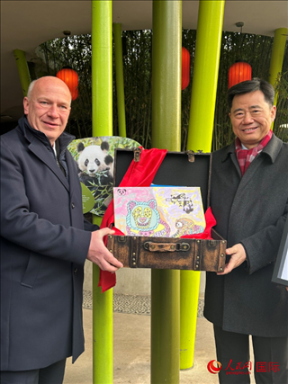 吳墾大使和韋格納市長手捧德國兒童為“夢想”“夢圓”準(zhǔn)備的手繪“送別大禮包”。人民網(wǎng)記者 徐馨攝