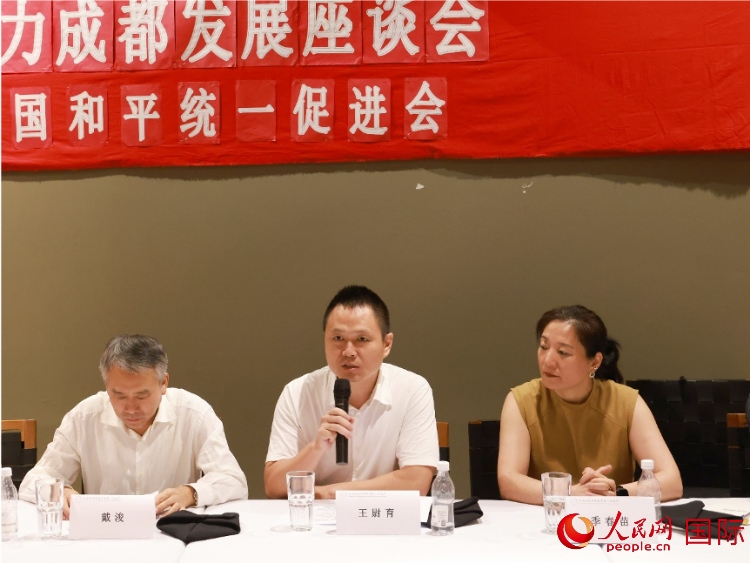 中國駐里約總領(lǐng)館副總領(lǐng)事王尉育（中）在座談會中致辭。人民網(wǎng)記者 陳海琪攝