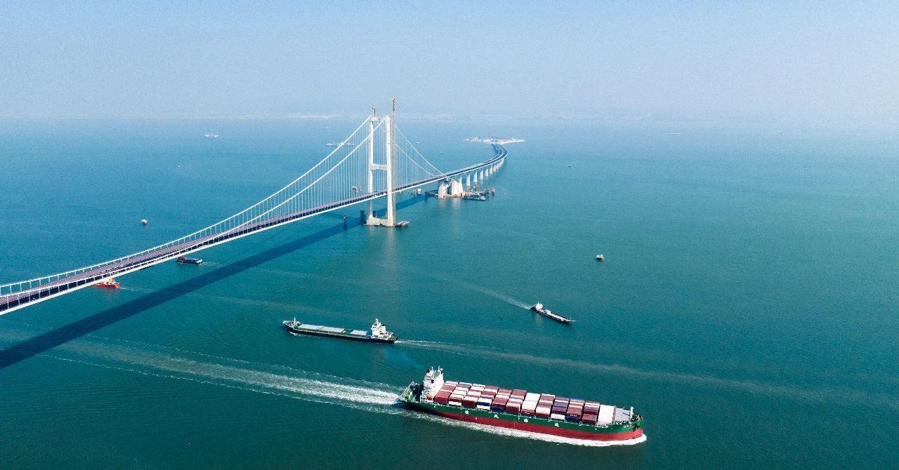 △2023年11月28日，國家重大工程深中通道海底沉管隧道貫通。