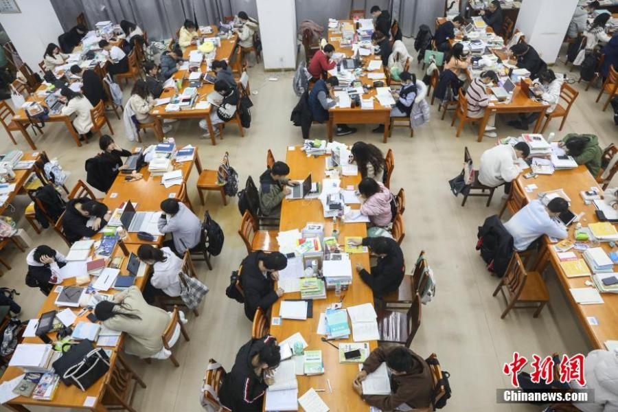 資料圖：眾多考研學(xué)生在南昌大學(xué)圖書館的自習(xí)室內(nèi)復(fù)習(xí)備考。劉力鑫 攝