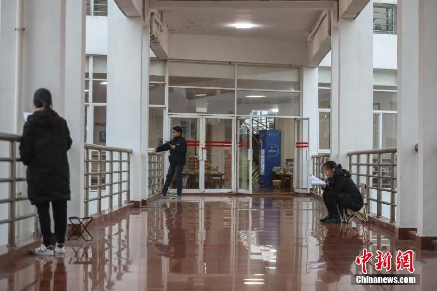 資料圖：幾位考研學(xué)生在南昌大學(xué)教學(xué)樓的天橋上復(fù)習(xí)備考。劉力鑫 攝