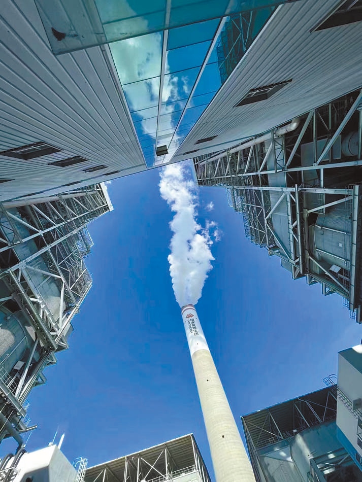  綠色低碳 近日，來(lái)自10余個(gè)國(guó)家的國(guó)際青年跟隨“世界青年能源行”活動(dòng)走進(jìn)國(guó)家能源集團(tuán)江蘇泰州電廠。作為亞洲最大火電二氧化碳捕集、利用與封存項(xiàng)目，該項(xiàng)目每年可捕集消納二氧化碳50萬(wàn)噸。 美國(guó)籍演員、主持人 史蒂文·韋德斯攝 “走在電廠里，體驗(yàn)各種高科技，真切感受到中國(guó)在清潔能源方面發(fā)展迅速，許多技術(shù)走在了世界前列。”