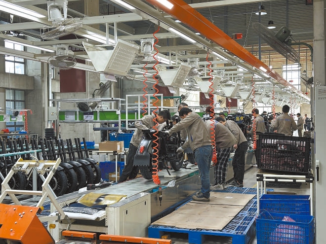  產(chǎn)業(yè)領(lǐng)跑 在長(zhǎng)三角一體化發(fā)展格局下，新能源制造業(yè)通過(guò)產(chǎn)業(yè)集群協(xié)同發(fā)展，形成現(xiàn)代化產(chǎn)業(yè)體系。圖為位于江蘇常州市的比亞迪工廠內(nèi)，工作人員正在組裝銷往非洲國(guó)家的電動(dòng)摩托車。 拉丁美洲通訊社古巴籍?dāng)z影記者 朗尼·洛佩茲（中文名羅帥）攝