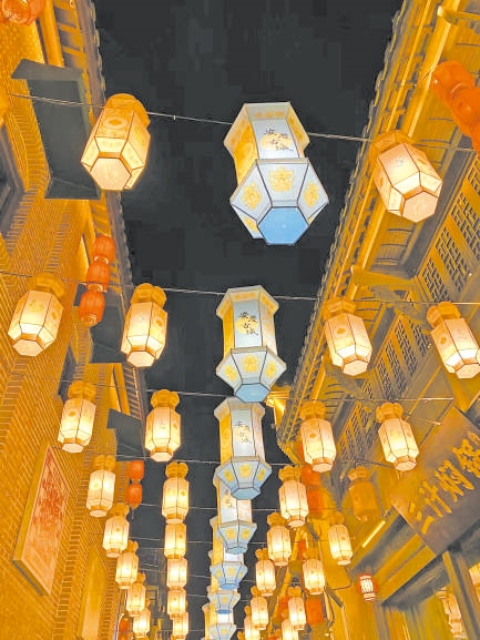  古城新韻 位于安徽安慶市安慶古城的倒扒獅歷史文化街區(qū)依江而建，在保留歷史建筑的同時(shí)，引入產(chǎn)業(yè)新業(yè)態(tài)，激發(fā)歷史文化街區(qū)活力，吸引了眾多游客前來(lái)游玩。 韓國(guó)籍視頻博主 金峻范攝