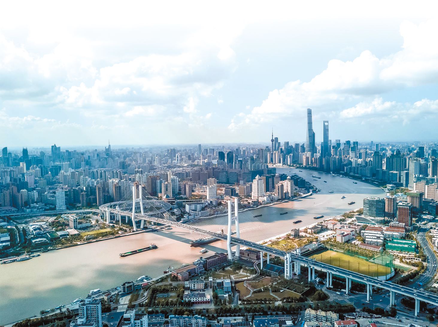  潮起東方 上海黃浦江兩岸高樓林立，風(fēng)光無(wú)限。近年來(lái)，上海以開(kāi)放創(chuàng)新之姿，謀劃推動(dòng)高質(zhì)量發(fā)展，奮力開(kāi)創(chuàng)長(zhǎng)三角一體化新局面。 德國(guó)籍導(dǎo)演、建筑師、攝影師 馬克·西格蒙德攝 “起初，我被東方古國(guó)的悠久歷史文化吸引來(lái)到中國(guó)。在上海生活的10多年間，我見(jiàn)證了這座城市的發(fā)展歷程，也感受到它兼具傳統(tǒng)與現(xiàn)代的獨(dú)特魅力?！? /></p> <p style=