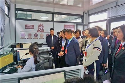  在昆明中院訴前調(diào)解工作室內(nèi)，代表們觀摩法官線上調(diào)解。