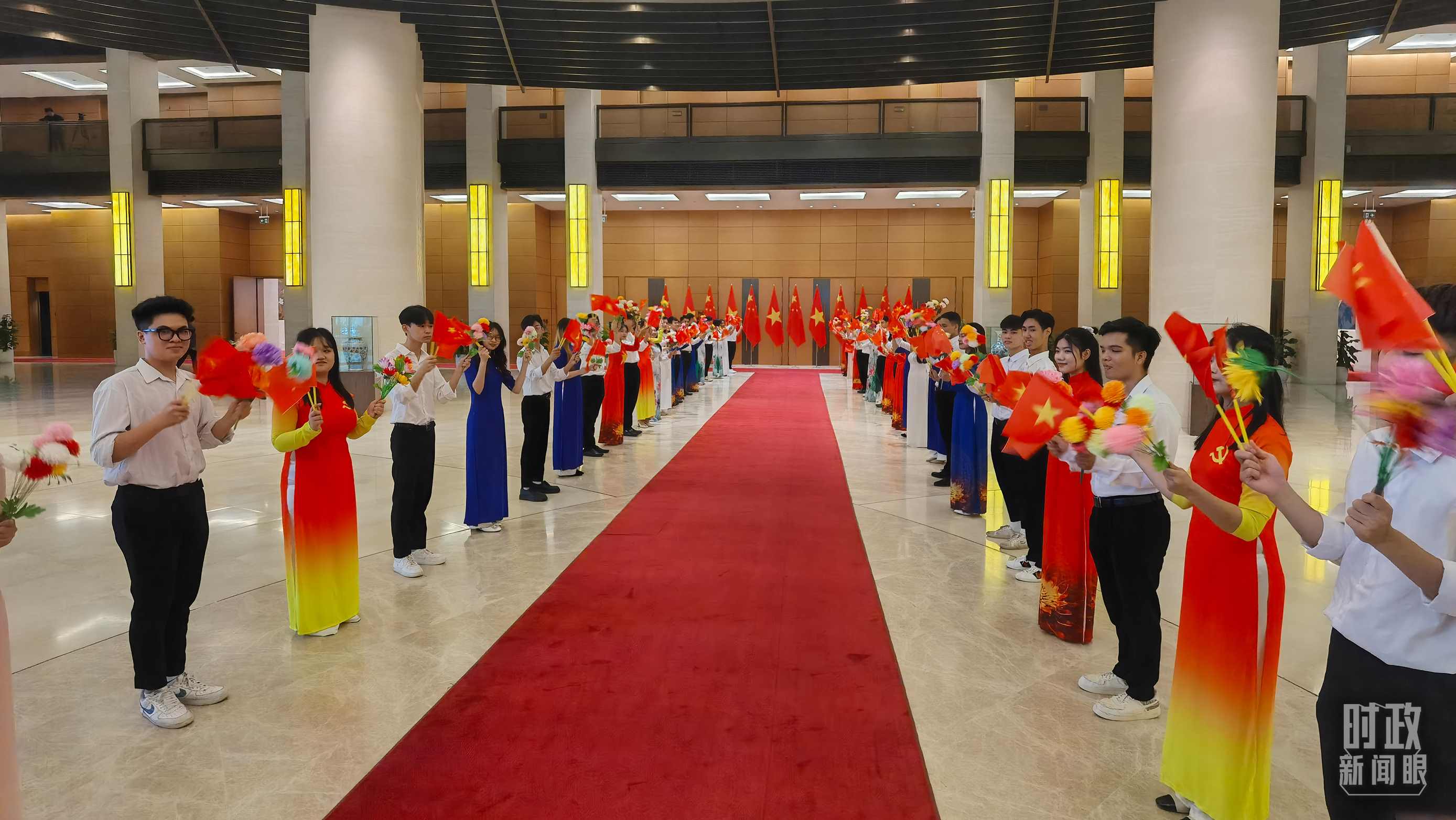 △夾道歡迎的當(dāng)?shù)厍嗄?。（總臺央視記者周志國拍攝）