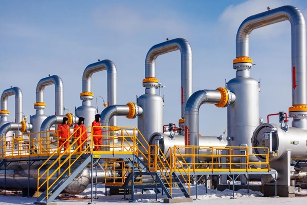 中俄東線天然氣管道黑河首站工作人員正在巡檢。受訪者供圖