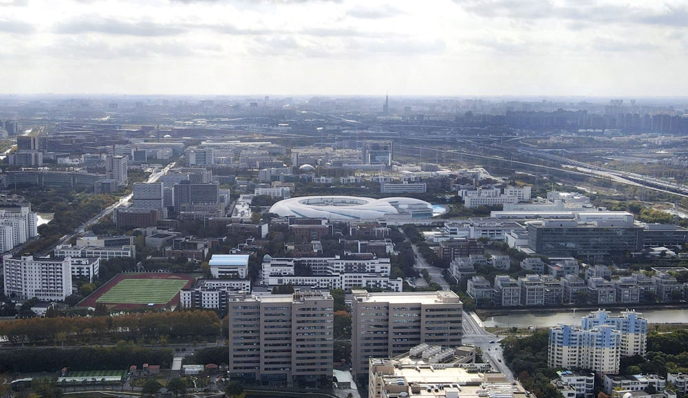 這是2023年11月25日在上海浦東新區(qū)張江科學(xué)城拍攝的形如鸚鵡螺的大科學(xué)裝置上海光源（中）（無人機(jī)照片）。新華社記者 方喆 攝