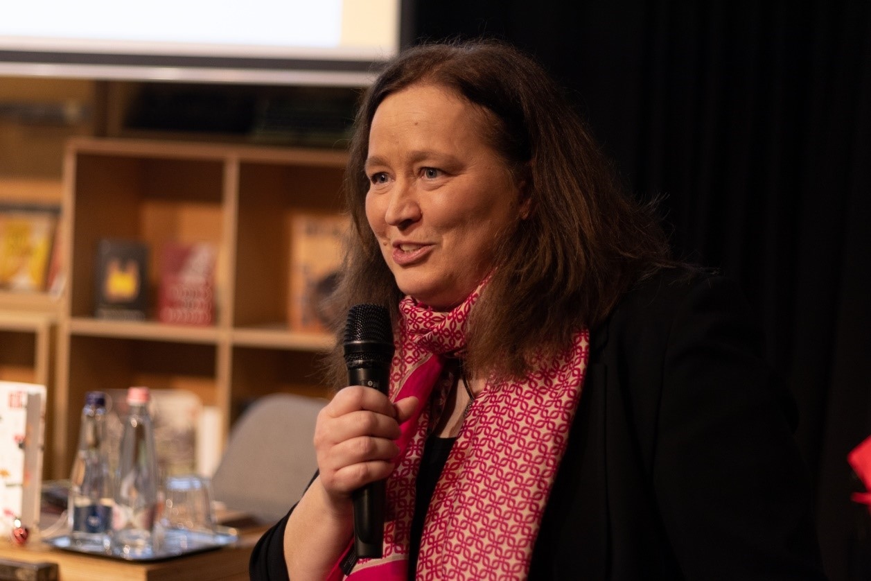 本書譯者宗博莉·克拉拉主持讀書分享會。摩爾多瓦尼·巴爾納巴斯攝