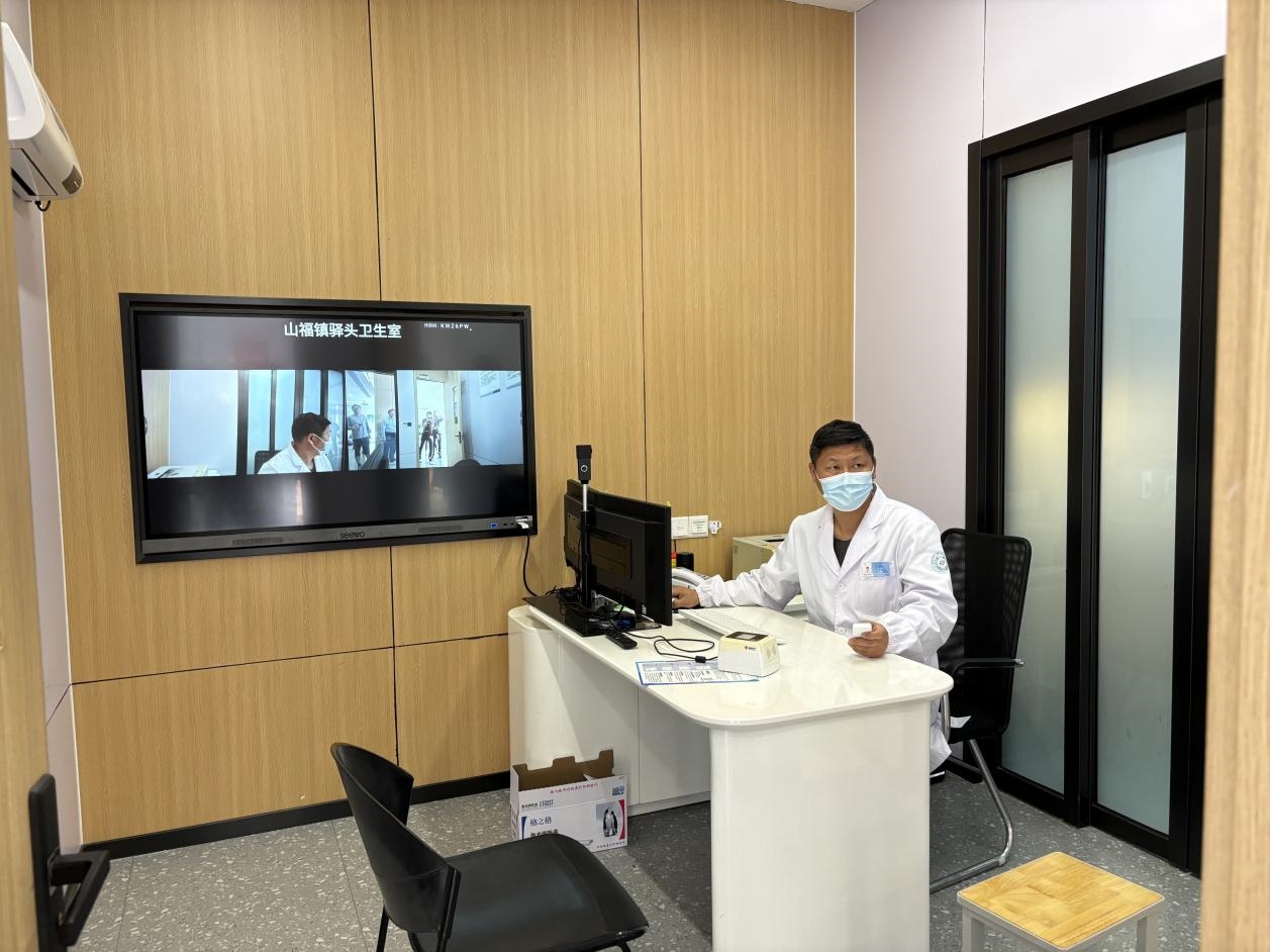 　　村里的值班醫(yī)生在線上連接三甲醫(yī)院的醫(yī)生對(duì)患者進(jìn)行會(huì)診。