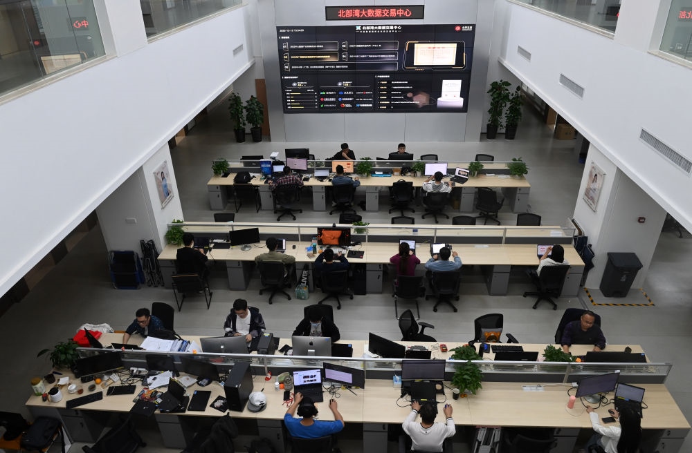 中國—東盟信息港員工在工作中。