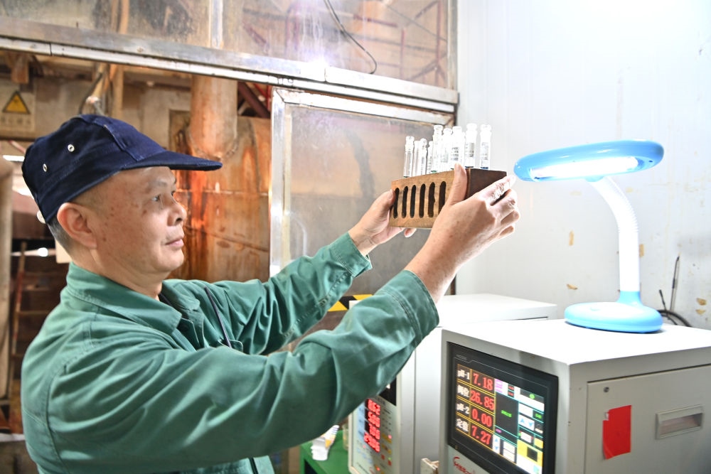 12月12日，廣西來賓小平陽湘桂制糖有限公司的工作人員在檢測糖漿樣品。