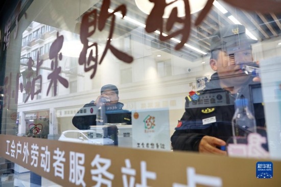 12月16日，戶外工作者在浙江省嘉興市南湖區(qū)丁家橋社區(qū)個性化“惠工小站”休息。