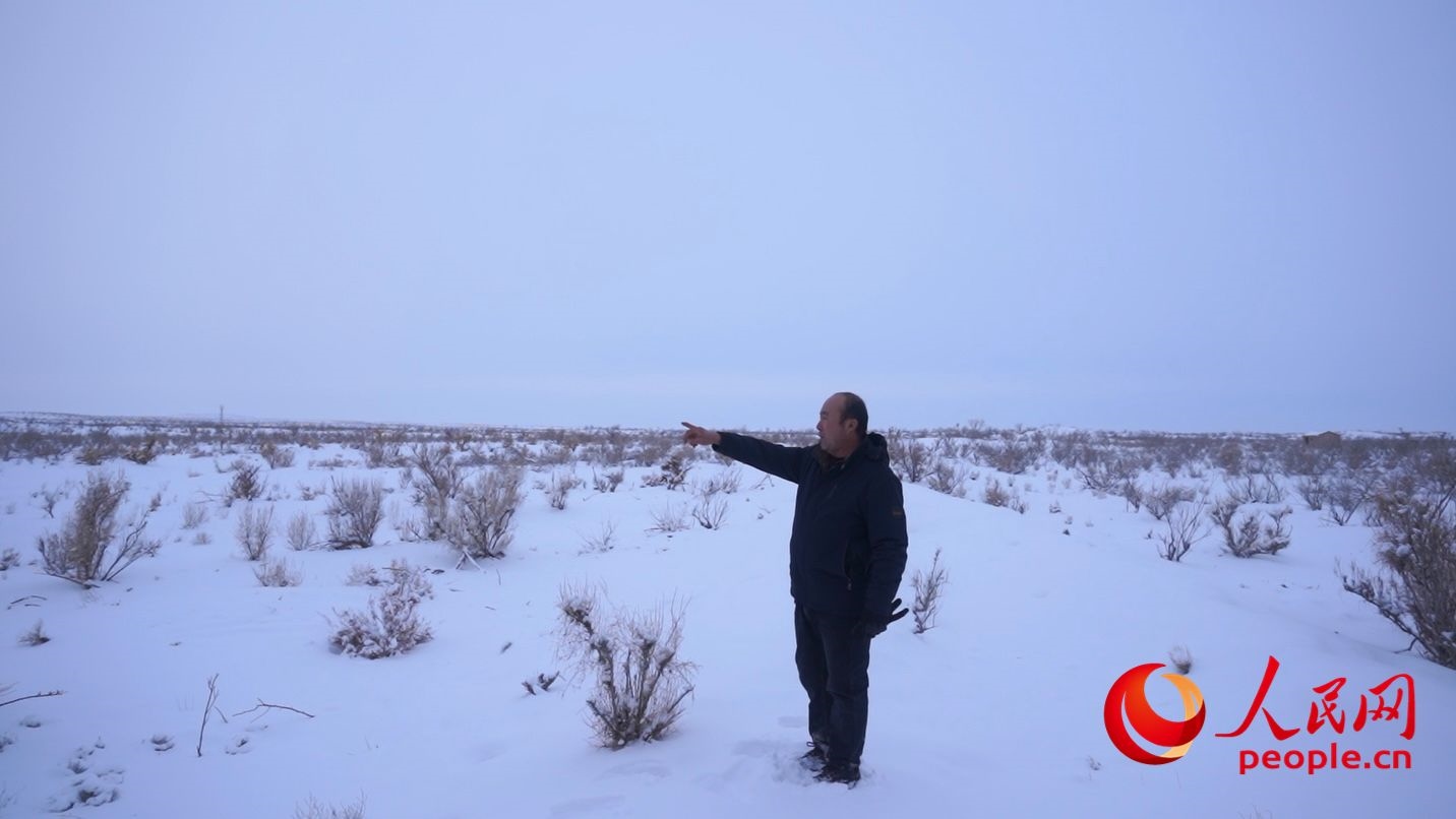 馬曉華向采訪團介紹林場情況。人民網 周靜圓攝