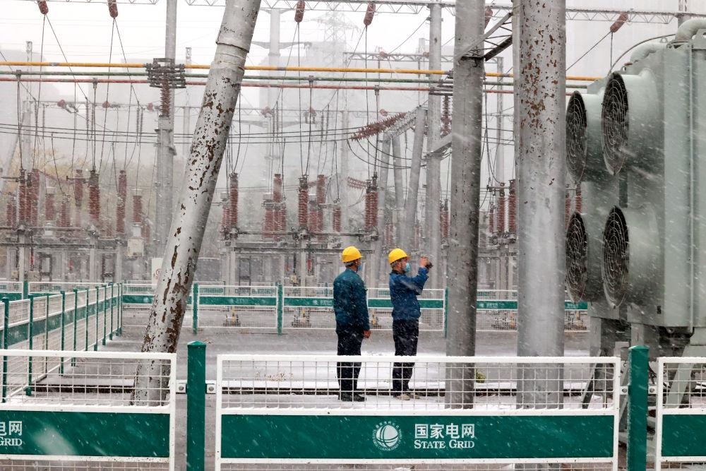 △國網(wǎng)壽光市供電公司變電運維人員在檢查變電站積雪情況。