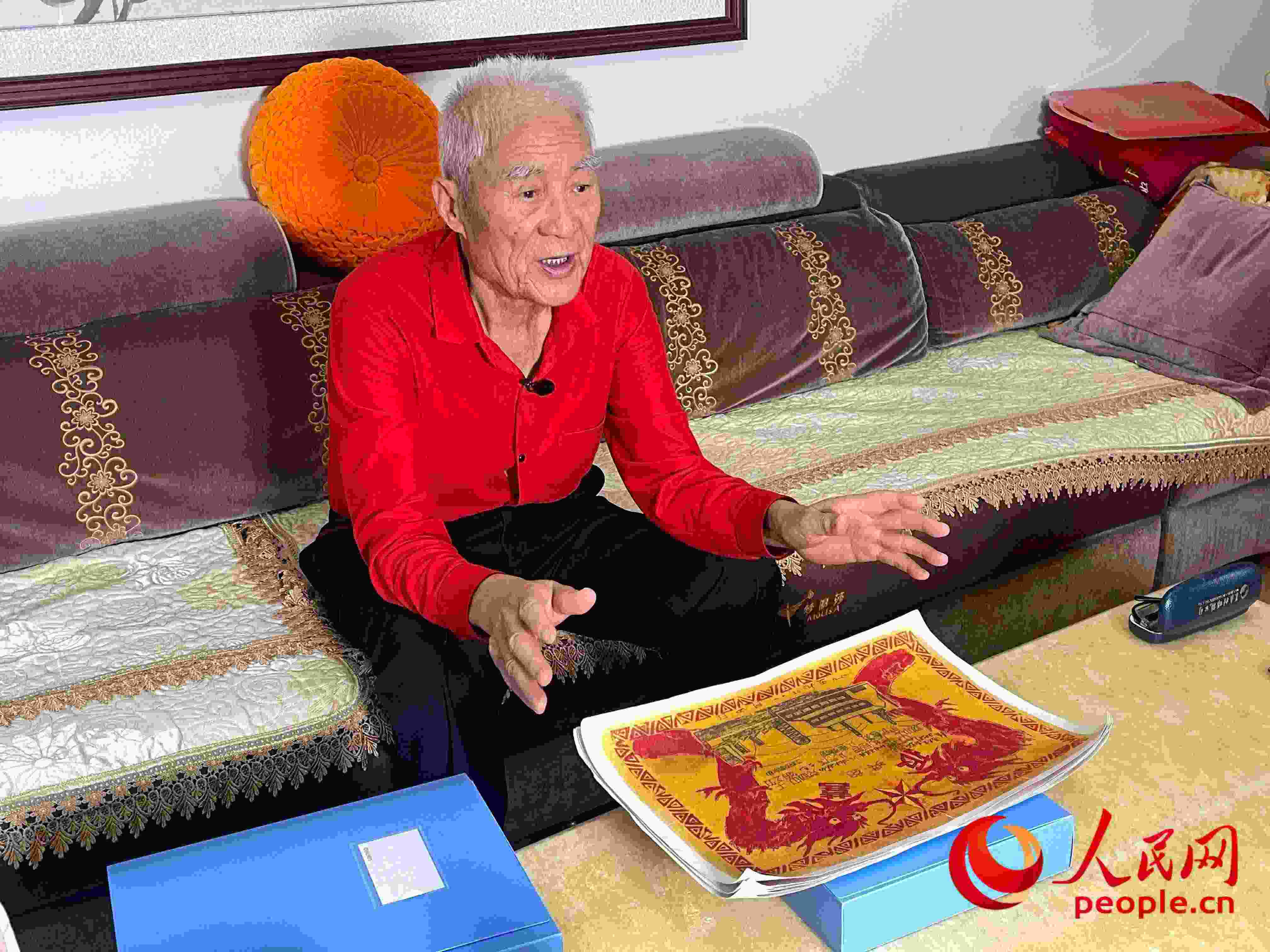 馬太生向采訪團講述自己獲得獎狀的經歷。人民網 周靜圓攝