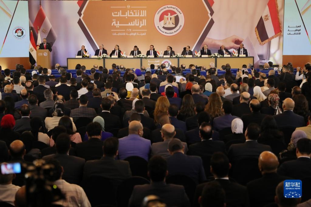 這是12月18日在埃及首都開羅拍攝的埃及全國選舉委員會新聞發(fā)布會現(xiàn)場。新華社發(fā)（艾哈邁德·戈馬攝）