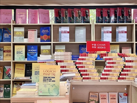 中國(guó)主題圖書亮相越南河內(nèi)書街。中國(guó)圖書進(jìn)出口（集團(tuán)）有限公司供圖