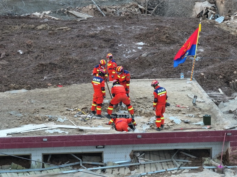 救援人員在現(xiàn)場(chǎng)。賀勇攝。