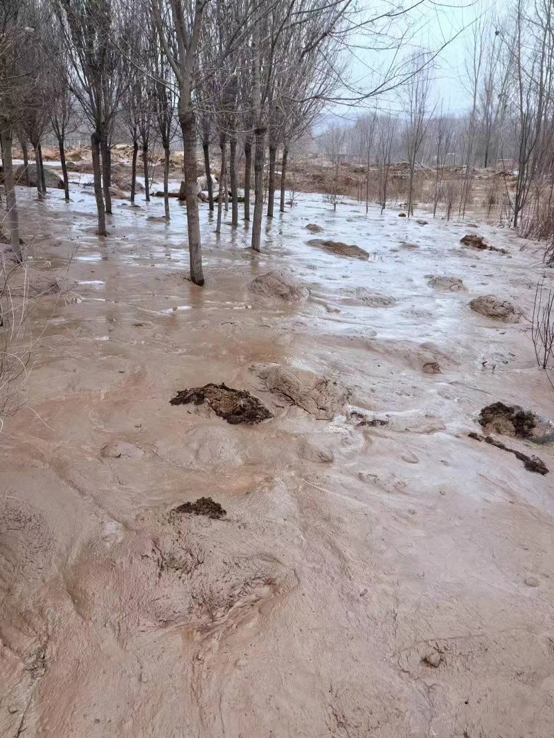 次生災(zāi)害襲擊過(guò)的村落。喬棟攝。