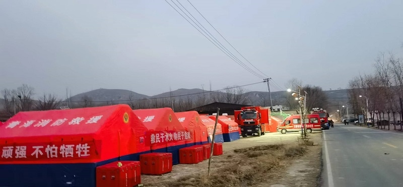 救災(zāi)隊(duì)員現(xiàn)場(chǎng)扎起了帳篷。王梅攝。