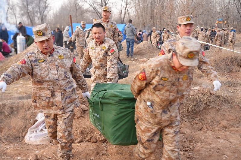 救援人員正在現(xiàn)場(chǎng)緊急搬運(yùn)物資。賀勇攝。
