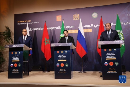 12月20日，在摩洛哥南部城市馬拉喀什舉行的第六屆阿拉伯-俄羅斯合作論壇主議程結(jié)束后，俄羅斯外交部長拉夫羅夫、摩洛哥外交大臣布里達、阿拉伯國家聯(lián)盟（阿盟）副秘書長胡薩姆·扎基（從左至右）出席記者會。新華社記者霍晶攝