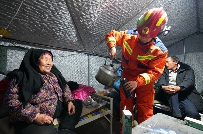 村民龔尕芳與消防員交流。賀勇攝。