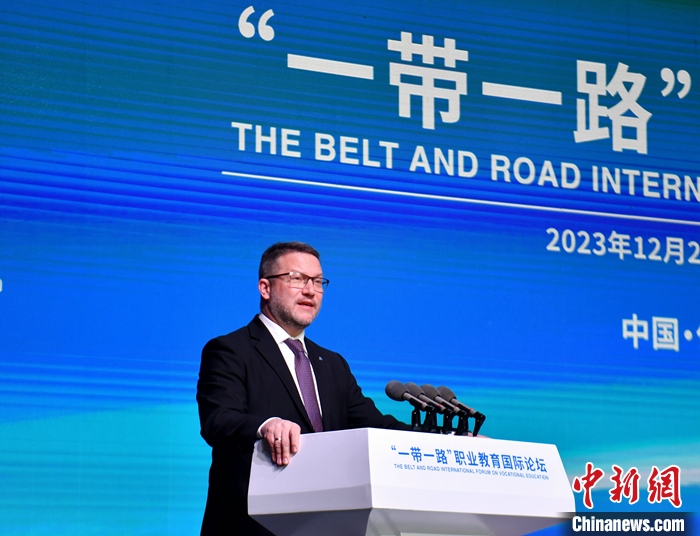 圖為活動現(xiàn)場歐洲議會交通旅游委員會副主席烏伊海依·伊什特萬致辭。 中新社記者 韓冰 攝