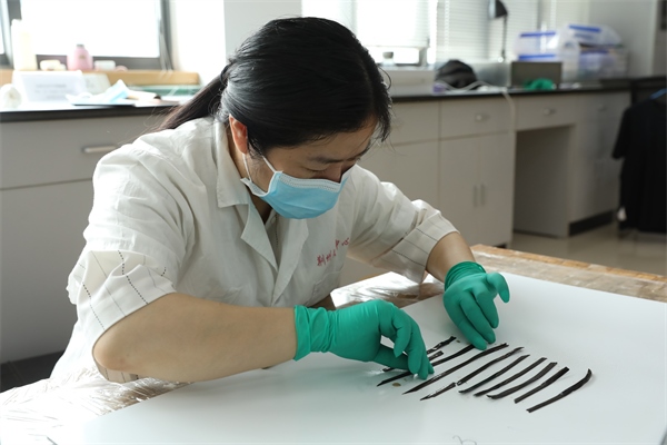 考古工作者正給竹簡排序。國家文物局供圖