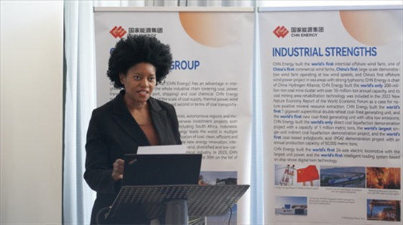 南非獨(dú)立傳媒集團(tuán)代表諾爾萬(wàn)德爾-恩齊扎發(fā)言。 人民網(wǎng) 張茜攝