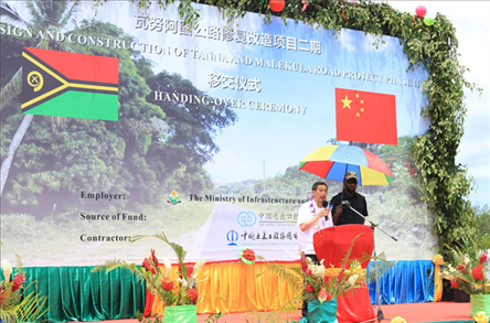 2023年12月18日，中國(guó)駐瓦努阿圖大使李名剛在瓦努阿圖公路項(xiàng)目二期馬勒庫拉段的移交儀式上發(fā)表致辭。人民網(wǎng) 賀吉攝